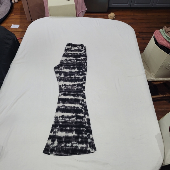 No Boundaries XL Black Cream Tie-Dye Flare Pants Striped Stretch Boho Wide Leg - Picture 7 of 16